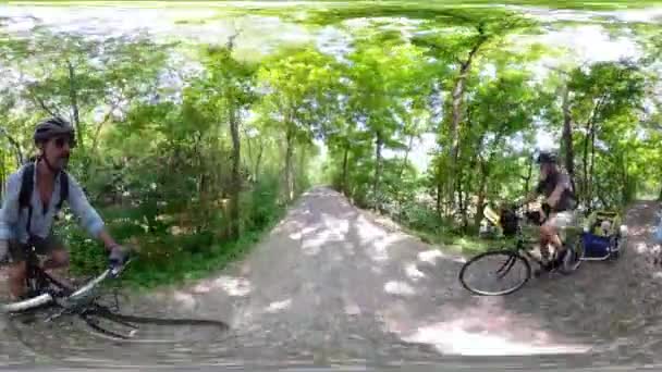 O運河国立公園で犬とトレーラーを引っ張っ大人男性の4K 360 — ストック動画