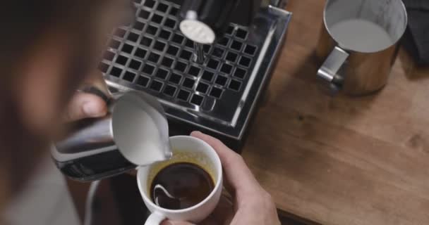 Barista Punkt Widzenia Wylewanie Sztuki Latte Robi Cappuccino — Wideo stockowe