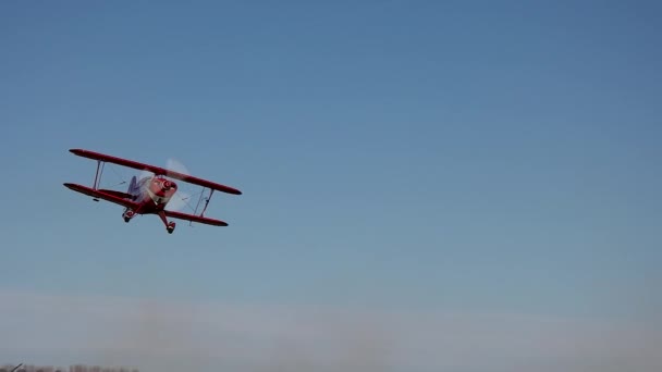 特技飞行员S2B双翼飞机在低空飞行时与摄像机保持一定的距离 — 图库视频影像
