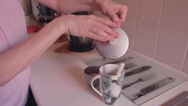 Dame Verse Café Dans Une Tasse Piston — Video