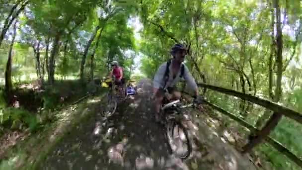 Pequeño Diminuto Planeta Ancianas Hombres Maduros Bicicleta Por Sendero Pavimentado — Vídeos de Stock