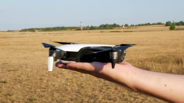 Drone Décolle Main Sur Aérodrome — Video