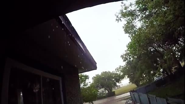 Movimiento Lento Extremo Gota Lluvia Desde Techo Una Casa Durante — Vídeo de stock