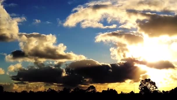 Langzame Panning Hyperlapse Van Gouden Bewolkte Zonsondergang Tegen Een Landelijke — Stockvideo