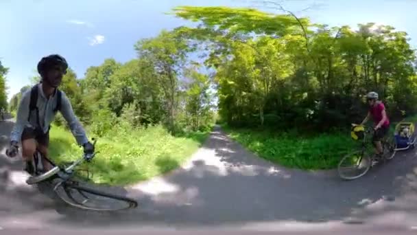 Bicicleta Com Uma Mulher Madura Sênior Atlética Puxando Trailer Com — Vídeo de Stock