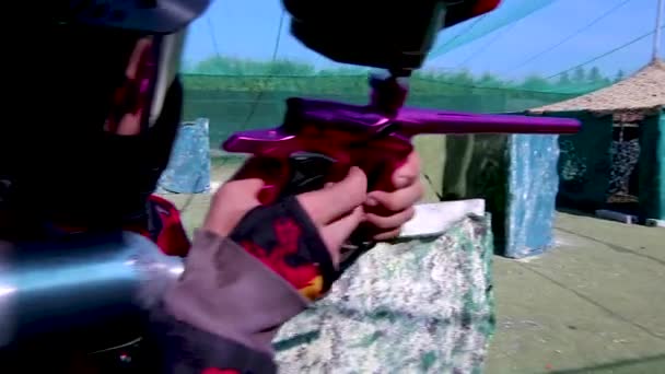 Meisjes Jongens Spelen Paintball Een Outdoor Arena — Stockvideo