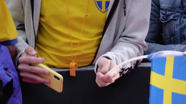 Facet Szwecji Macha Szwedzką Flagą Kręci Żółtym Telefonem Kmd Ironman — Wideo stockowe
