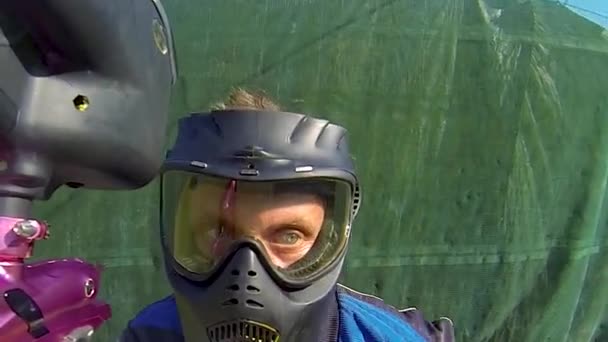 Mädchen Und Jungen Spielen Paintball Einer Outdoor Arena — Stockvideo