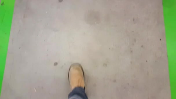 Wandelen Met Veiligheidsschoenen Een Speciaal Ontworpen Wandelpad Een Betonnen Fabrieksvloer — Stockvideo