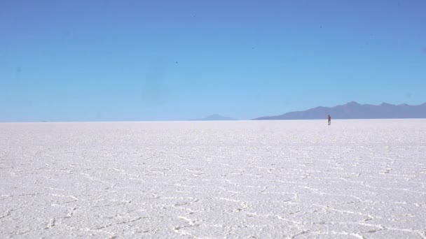 Turista Piedi Seduto Disteso Sui Laghi Salati Salar Uyuni Bolivia — Video Stock