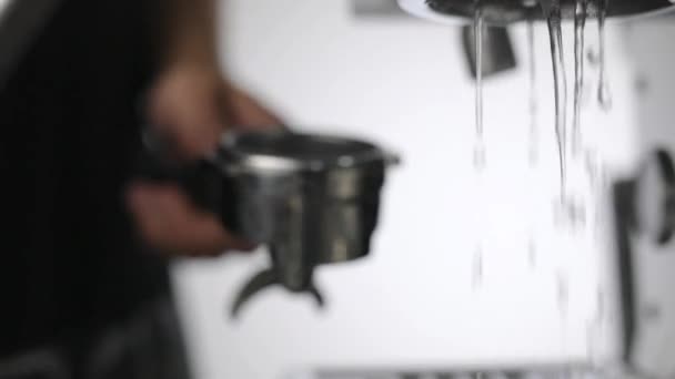 在放入排泄器之前 在浓缩咖啡机上冲水组的头 浅水区深度 — 图库视频影像