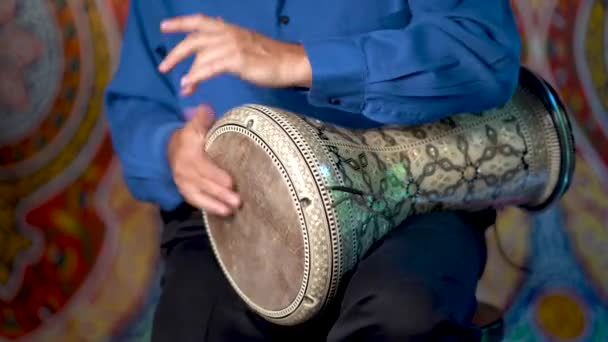 Doumbek Drummen Traag Ritme Met Arabische Achtergrond — Stockvideo