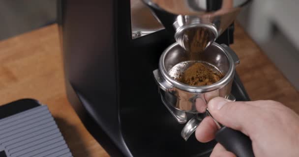 Inicio Barista Molienda Dispensación Café Molido Molinillo Portafilter Distribución Portafilter — Vídeo de stock