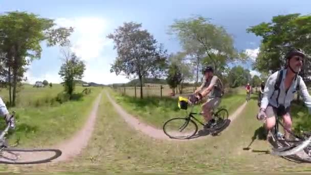 Aile Bisikletinin 360 Olgun Atletik Bir Erkek Kadın Ailenin Geri — Stok video