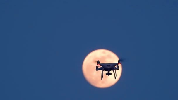 Dronen Flyr Foran Fullmåne Ved Solnedgang – stockvideo