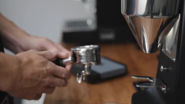 Zpomalený Záběr Domácí Barista Broušení Kávy Portafilter Kontroluje Množství Stupnici — Stock video