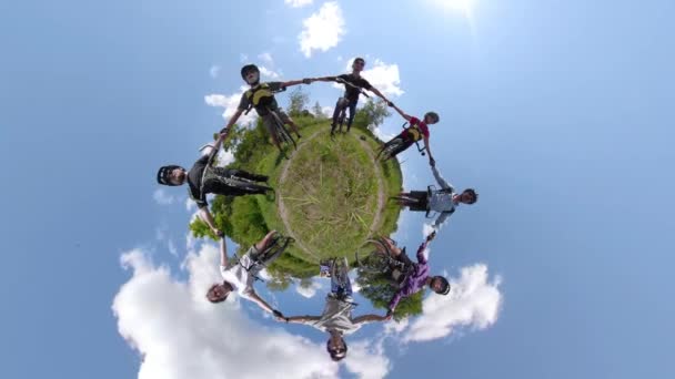 360Vr Planet Kecil Pengendara Sepeda Sekitar Kamera Semua Berpegangan Tangan — Stok Video