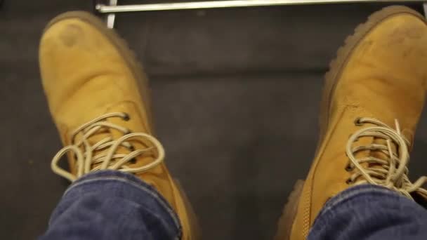 Close Van Gele Kaki Laarzen Met Gebonden Veters Dansen Tikken — Stockvideo