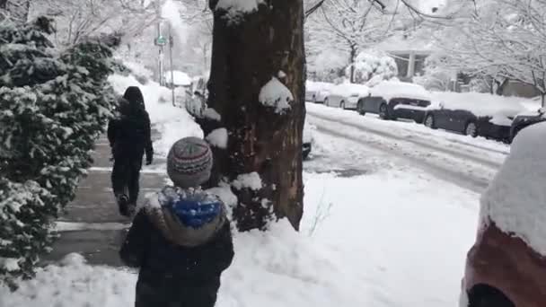 Dos Chicos Caminando Por Una Acera Después Nieve Pesada — Vídeo de stock