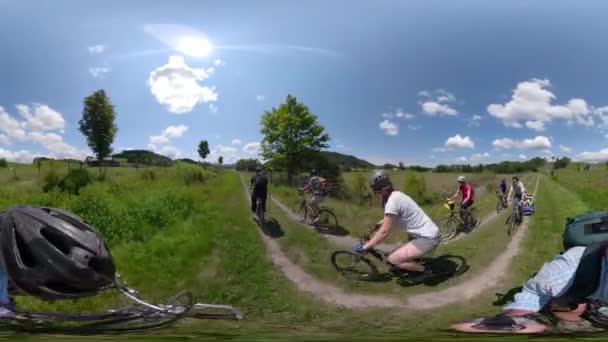 360 Famiglia Bicicletta Con Maturo Atletico Anziano Uomo Donna Resto — Video Stock