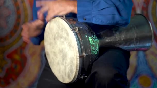 Snel Drumritme Spelen Metal Turkse Daholla Met Arabische Achtergrond — Stockvideo