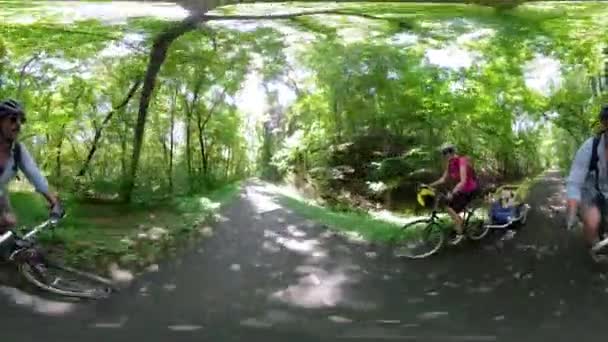 360 Hombre Maduro Mayor Mujer Edad Avanzada Bicicleta Tirando Remolque — Vídeos de Stock