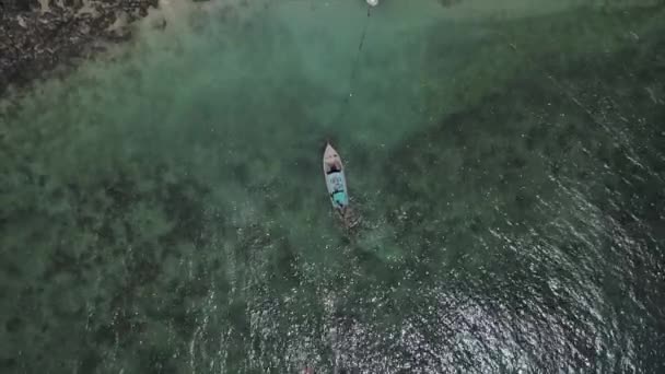在清澈的水面上俯瞰着一艘泰国长尾船的空中射击 — 图库视频影像