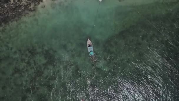 Tiro Aéreo Olhando Para Baixo Barco Tailandês Cauda Longa Águas — Vídeo de Stock