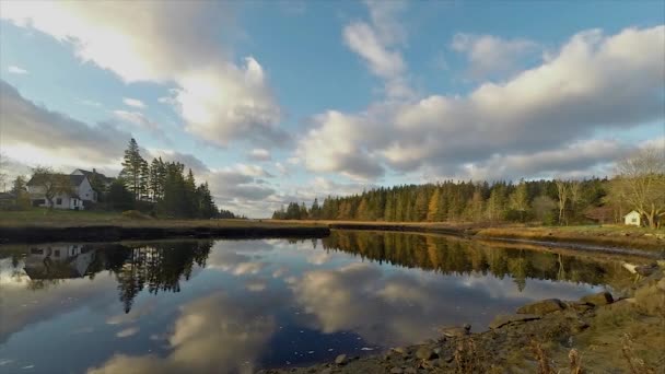 Dag Börjar Över Idyllisk Flod — Stockvideo