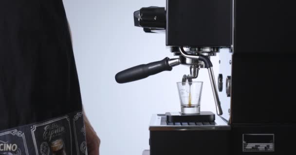 Norský Běloch Který Doma Vytahuje Espresso Automatu Snímek Profilu — Stock video
