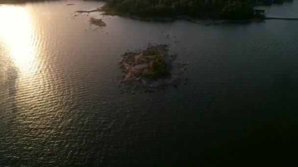 Vista Aerea Discesa Una Piccola Isola Rocciosa Sulla Costa Lauttasaari — Video Stock