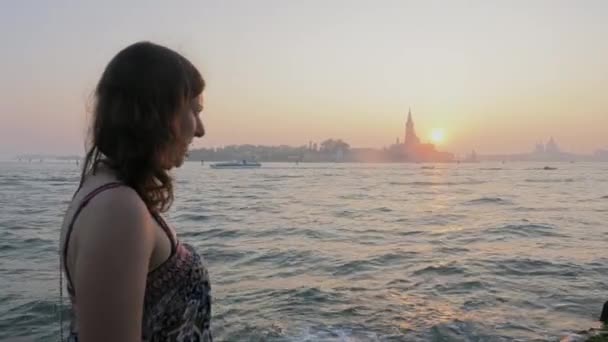 Dívka Procházka Při Západu Slunce Benátkách Lodí Ostrovem Pozadí Itálie — Stock video