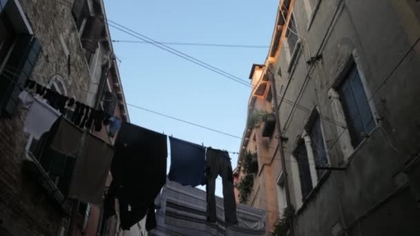 Traditionell Venedig Gata Med Kläder Hängande För Att Torka Mellan — Stockvideo