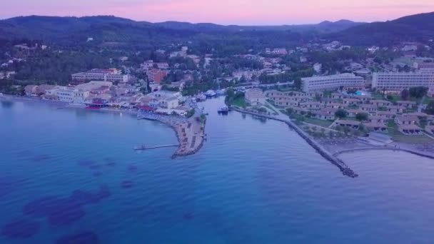 그리스 코르푸 해변의 아름다운 석양을 드론으로 — 비디오