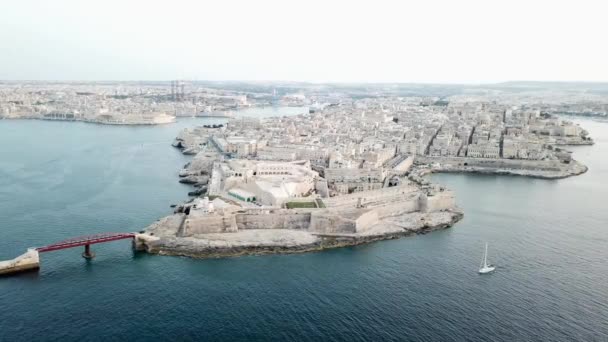 Aerea Della Barca Che Attraversa Città Vecchia Valletta — Video Stock
