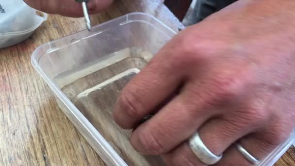 Ein Handwerker Der Mit Einer Handmaschine Einem Sandstein Arbeitet — Stockvideo