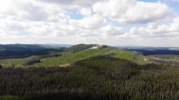 4Kドローン森と青い空と雲と山の上に風力発電所の映像 カナダのグリーンエネルギー生産風力発電所 — ストック動画