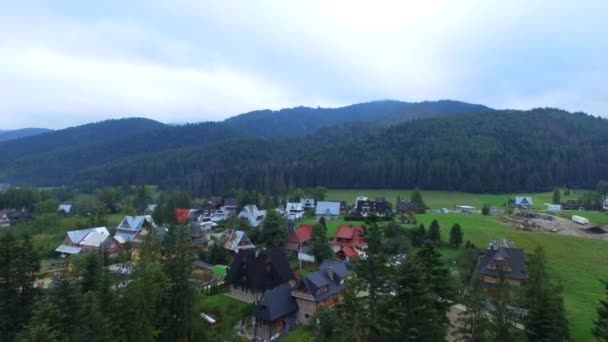 Casas Pueblo Koscielisko Pueblo Junto Las Exuberantes Montañas Verdes Tatra — Vídeo de stock