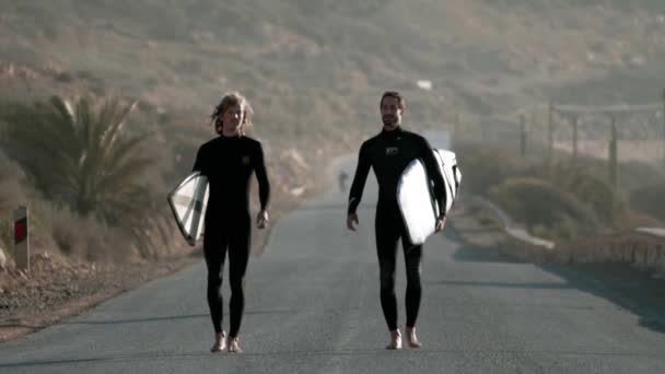 Dos Surfistas Caucásicos Traje Neopreno Sosteniendo Sus Tablas Surf Caminan — Vídeos de Stock