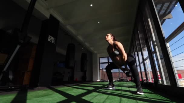 Video Una Modelo Fitness Embarazada Haciendo Ejercicios Kettlebell Gimnasio Durante — Vídeo de stock