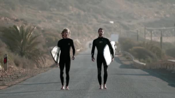 Dois Surfistas Caucasianos Fato Mergulho Segurando Suas Pranchas Caminham Uma — Vídeo de Stock