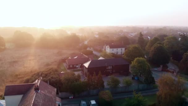 Luchtbeelden Die Rand Van Colchester Vliegen Bedekt Met Mist Net — Stockvideo