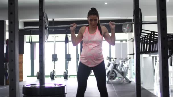 Hamile Bir Kadın Modelin Spor Salonunda Çömelip Dördüncü Aylık Dönemine — Stok video