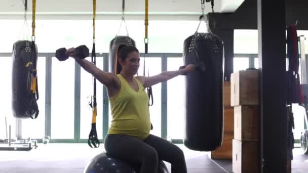 Femme Enceinte Modèle Travailler Avec Des Poids Dans Une Salle — Video