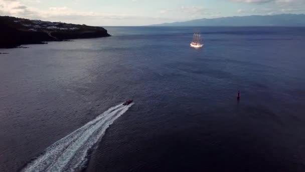 Aérea Una Lancha Motor Que Navega Por Océano Atlántico Rumbo — Vídeo de stock