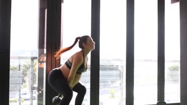 Video Una Modelo Fitness Embarazada Haciendo Ejercicios Kettlebell Gimnasio Durante — Vídeo de stock