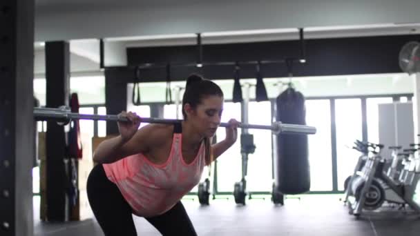 Filmato Una Modella Incinta Che Squat Palestra Cercando Tenersi Forma — Video Stock