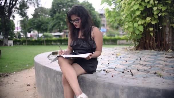 Seksi Bir Asyalı Kız Üniversite Kampüsü Nde Ders Çalışıyor Ağacın — Stok video