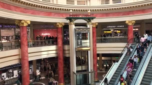 Люди Купують Одному Найбільш Ексклюзивних Розкішних Магазинів Mall Манчестері 2018 — стокове відео