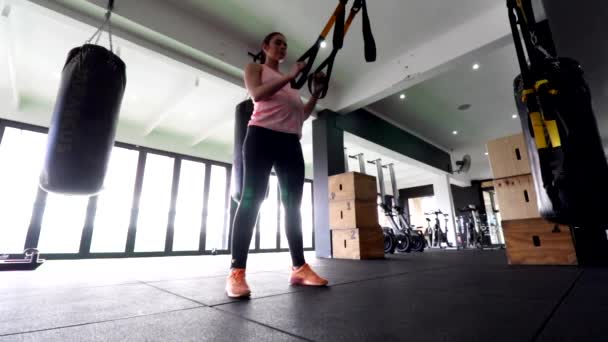 Modelo Fitness Femenino Embarazada Haciendo Ejercicio Peso Corporal Gimnasio Para — Vídeo de stock